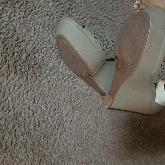 Jessica Simpson Wedge Heel - Picture 4 of 8